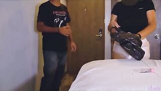 Real sex, I asked for a consoler through the internet and I fucked the delivery guy