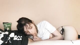 A beautiful woman has a messy blowjob every morning to keep her face always fresh and smooth