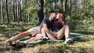 Amateur couple makes a picnic in the park and fucks outdoors