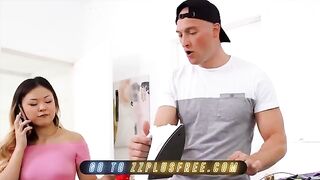 Roommate catches Lulu Chu in the bathroom, Zac Wild can't resist watching