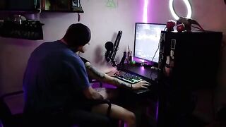 Hot Gamer Girl gets her pussy railed while gaming