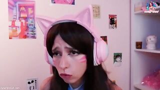 Gamer girl fucked while playing, a massive dick in her pussy