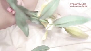 Bukkake with a girl who puts flowers in her ass while she is masturbating