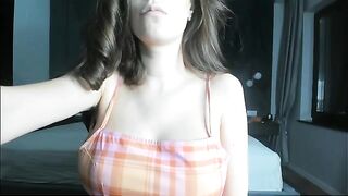 Everyone loves a preggo girl’s boobs