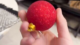 The girl proves the strength of her hole on Christmas, showcasing her amazing skills