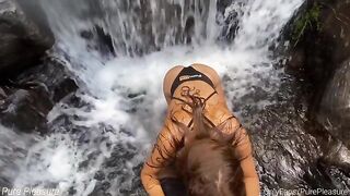 Bodacious amateur girl fucked near the waterfall for 25K