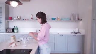 I cook and undress at a friend's house, a steamy solo scene