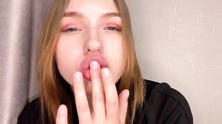 A hot girl with a juicy ass masturbates at home and reaches a powerful orgasm