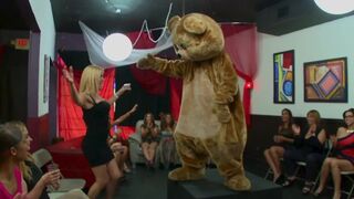 A group of girls got fucked by some guys in the club, a wild scene