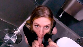 A thief tried to steal, but he was caught and fucked in the toilet