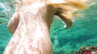 Underwater anal sex with a stunning blonde on the beach