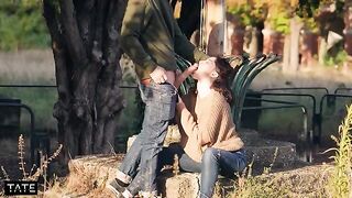 Fitness babe gets her pussy eaten in the park