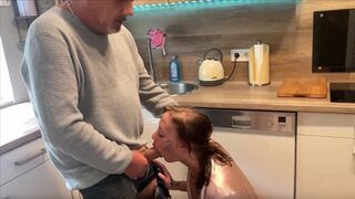 An old fart fucks a young amateur in the kitchen, nobody noticed
