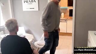 An old fart fucks a young amateur in the kitchen, nobody noticed