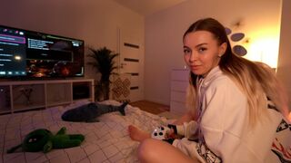 Instead of playing, the girl got a great cock and she squirted