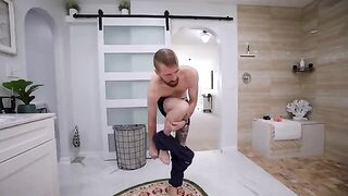 Stepbrother peeping on his step-sister in the bathtub