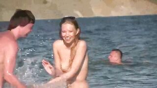 Nude beauty walked on the beach and felt freedom