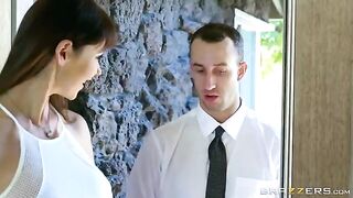 A beautiful woman got a noble man with a big dick to fuck her