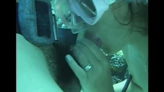 A man has sex with a hairy girl in the swimming pool underwater