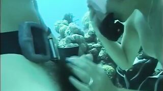 A man has sex with a hairy girl in the swimming pool underwater