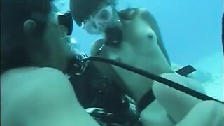 A man has sex with a hairy girl in the swimming pool underwater