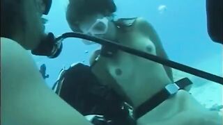 A man has sex with a hairy girl in the swimming pool underwater