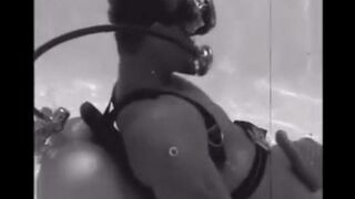 During the diving, she gave the aqualangist a blowjob