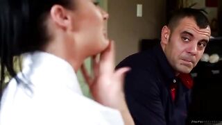 Alektra Blue rubs her client’s dick with oil and big tits