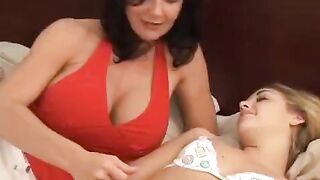 Young girl has a lesbian sex with her beautiful and mature girlfriend