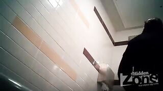 The camera is filming in the girl's toilet, don't peek!