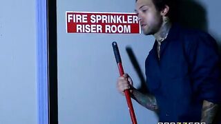 A hot chick called a cleaner to her room for sex, it was Abigail Mac