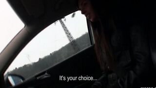 A cunning taxi driver forced the passenger to make a blowjob in the car