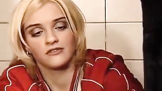 The washer got a sex lesson from a girl in the toilet
