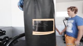 Girl got a direct-2-face cumshot while doing squats in the gym with her girlfriend