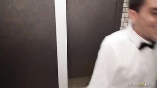 A waiter got a big round ass instead of service in the toilet at a party