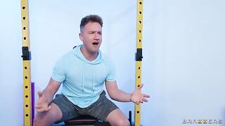 The guy fucked pretty babe in the gym changing room