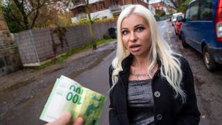 A blonde MILF agreed to fuck for money on the street