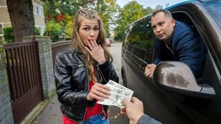 A girl agreed to have sex in her car for money with a stranger