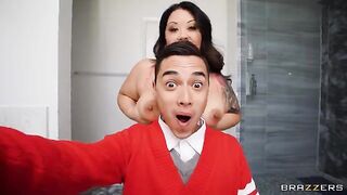 This babe took a selfie with a guy and now she's after him