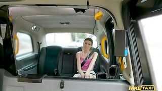 A guy fucked a girl in the car, she screamed and groaned