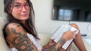 The girl studies for other poses to have sex with her boyfriend