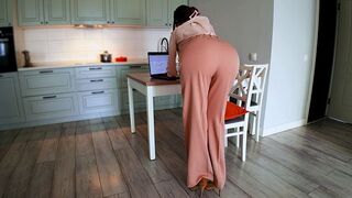 You can't ignore such a great rear end - American MILF
