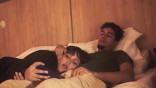 A blowjob on the bed is lazy, but so deep that it trembles