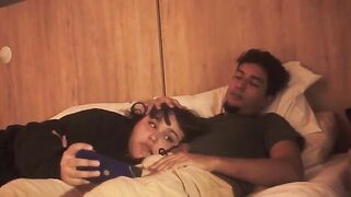 A blowjob on the bed is lazy, but so deep that it trembles