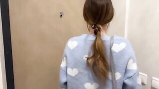 A man came on the face of his wife in the gym when she was doing exercises