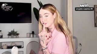 A beautiful girl in the morning makes her boyfriend a stunning blowjob